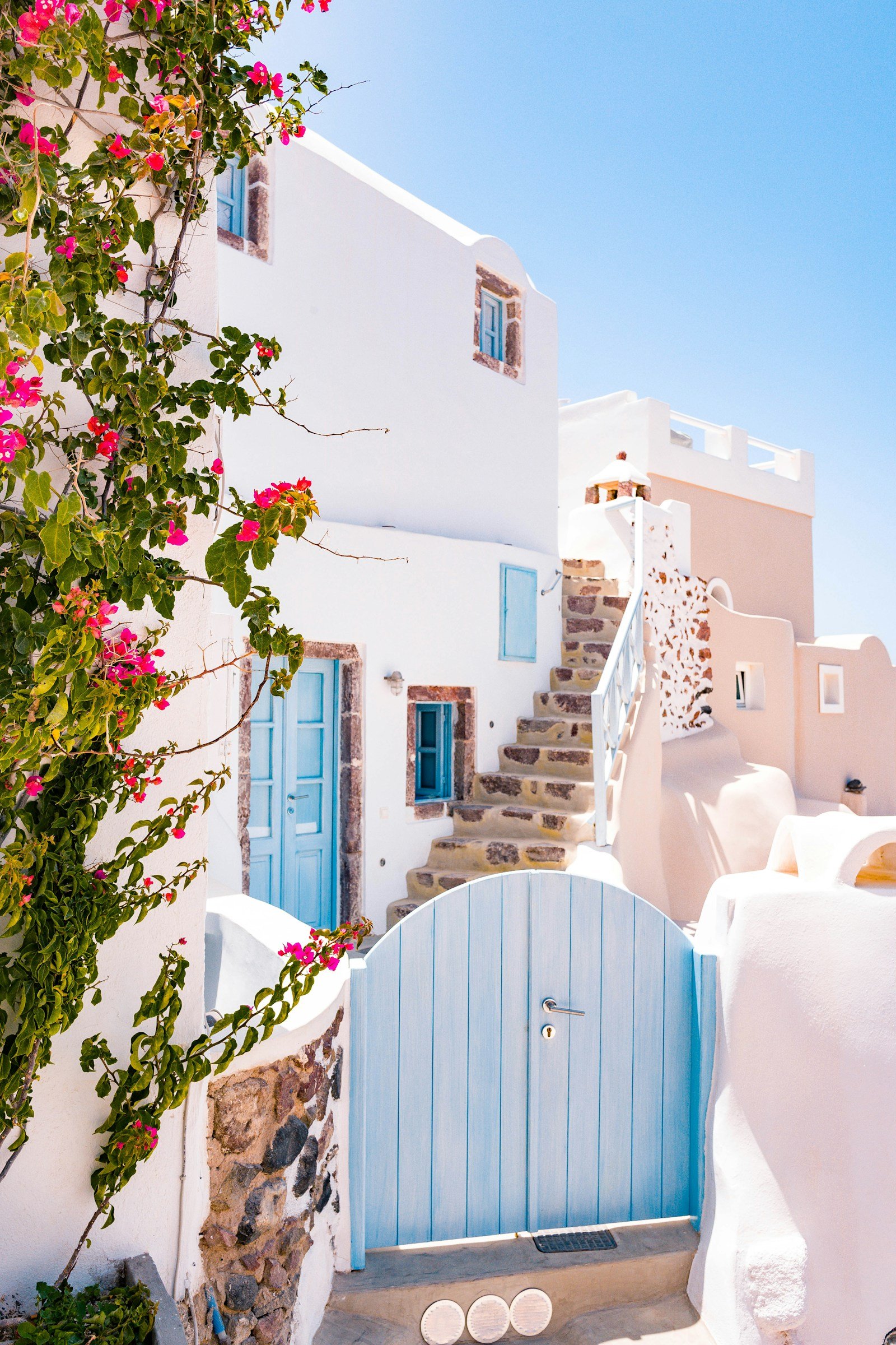 Casas blancas, flores y puertas azules en Grecia